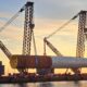Kran hält 2150 Tonnen schweres Fundament für Offshore-Windkraft