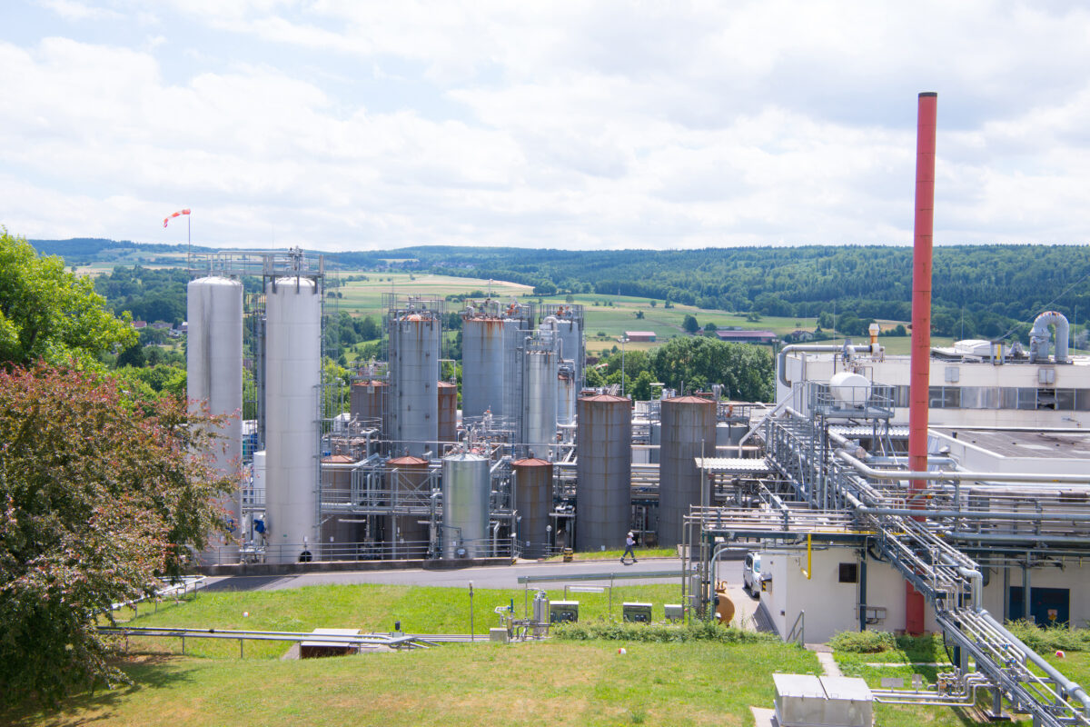 Abb. 3: Das Evonik-Werk in Steinau an der Straße produziert neuartige Inhaltsstoffe für Produkte wie Kosmetik- und Waschmittel. (Foto: Evonik Industries AG)