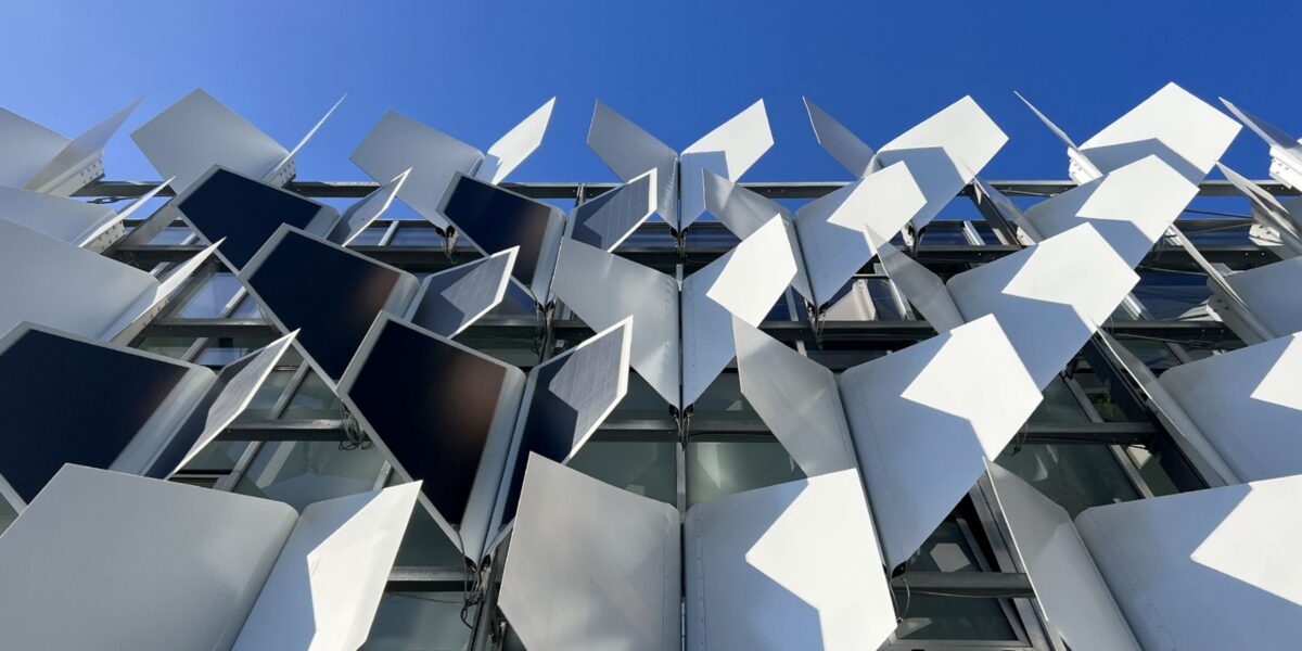 Das adaptiv reagierende Verschattungssystem „FlectoLine“ zeigt, wie natürliche Prinzipien in innovative Gebäudehüllen übertragen werden können. Foto: itke / ITFT / Universität Stuttgart