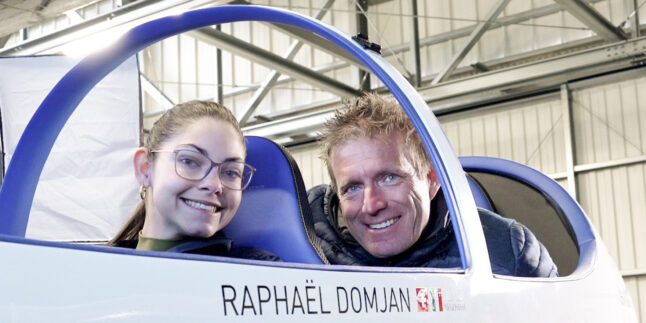 Die amerikanische Weltraumbegeisterte Alyssa Carson (links) posiert während ihres Besuchs des SolarStratos Mission-Projekts zusammen mit dem Schweizer Abenteurer Raphael Domjan in einem Flugsimulator