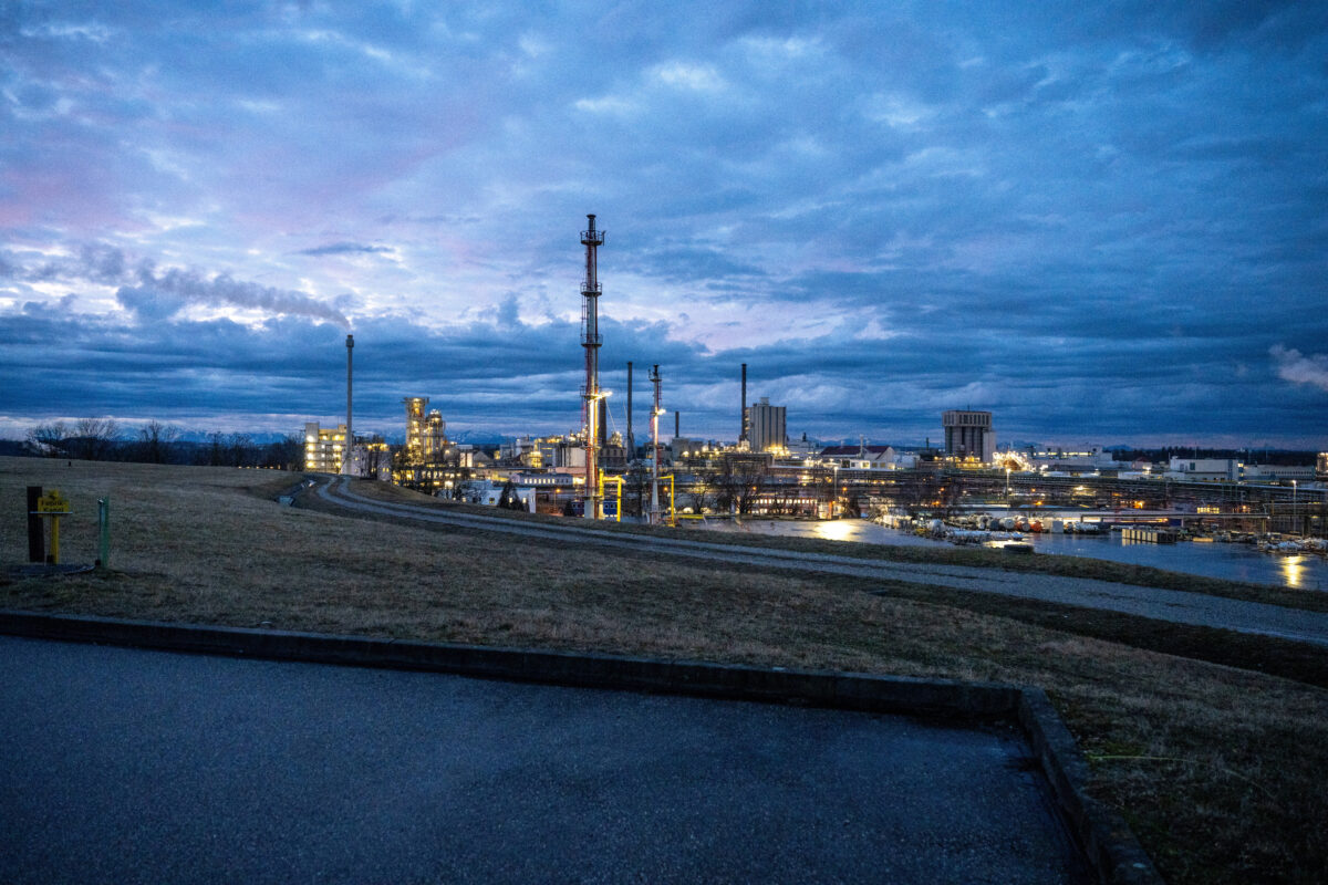 Abb.1: Das Wacker-Chemiewerk bei Mehring in Rheinland-Pfalz. Das Unternehmen hat Ende November 2025 rund 1500 Stellen am Standort Burghausen gestrichen. Ein Hauptgrund ist der hohe Kostendruck. Foto: icture alliance / SZ Photo | Catherina Hess
