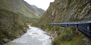 Zug der Perurail fährt durch die Anden von Ollantaytambo nach Machu Picchu