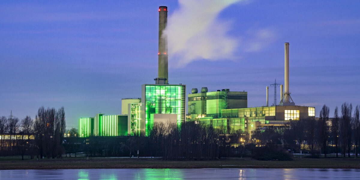 Das 2016 eröffnete Heizkraftwerk Lausward in Düsseldorf nutzt KWK-Technologie. Foto: picture alliance / Jochen Tack