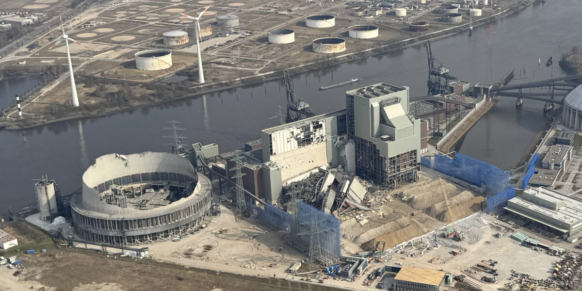 Ein Kohle-Gigant in Trümmern: Luftbild des Moorburg-Geländes nach der nur teilweise erfolgreichen Sprengung im März 2025. Foto: picture alliance / ABBfoto