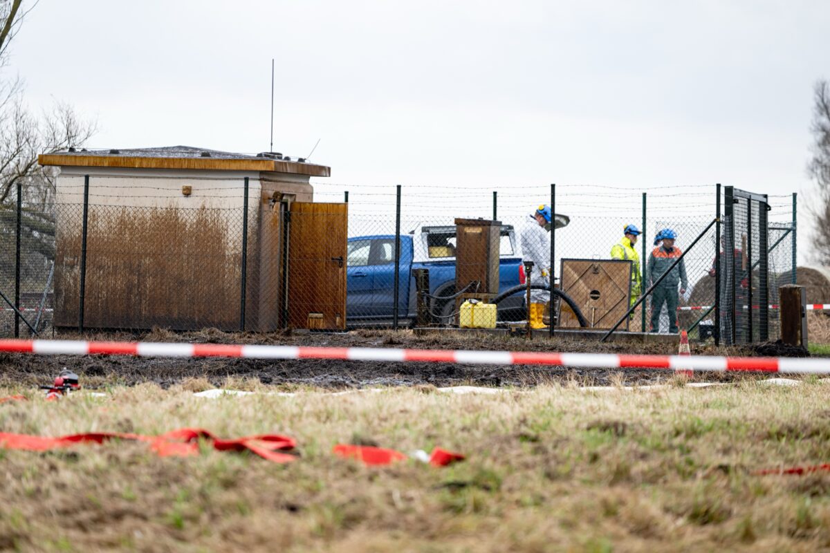 Abgesperrter Unfallort: Einsatzkräfte in Schutzkleidung sichern die havarierte Schieberstation.