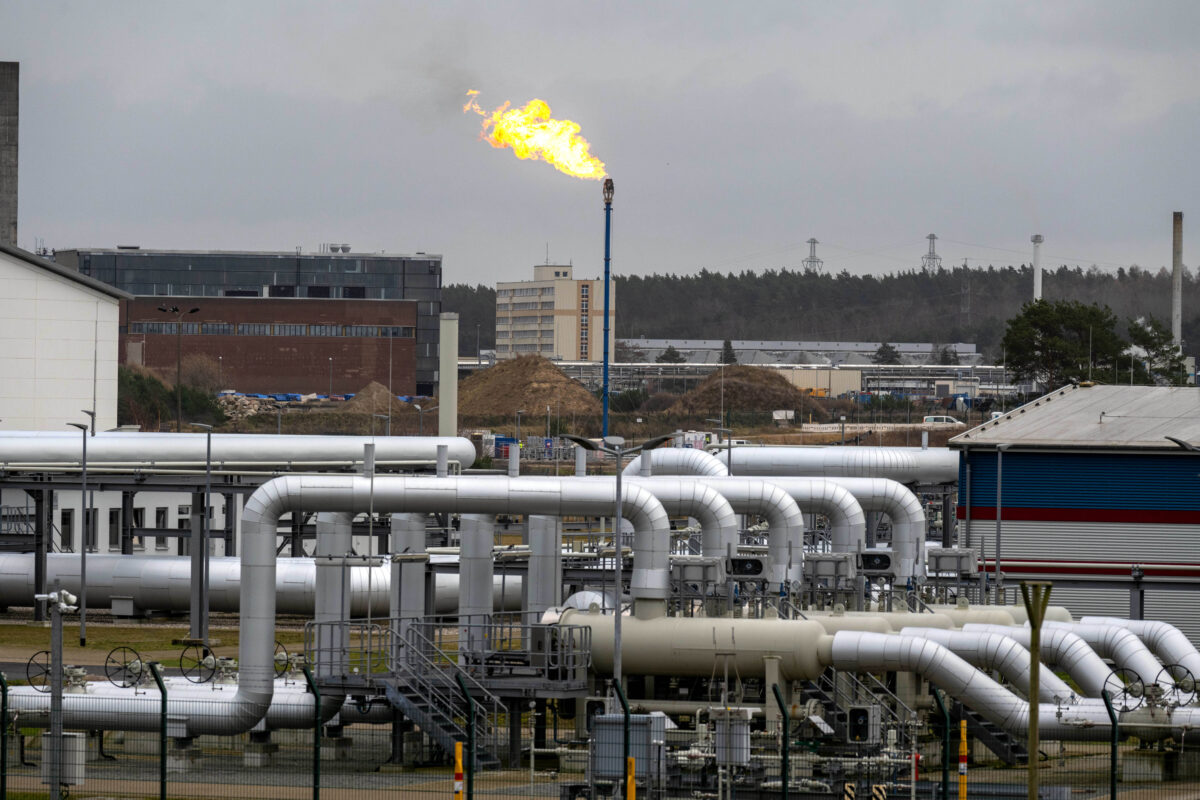 Ein Gemisch aus Erdgas und Wasserstoff brennt ab beim Abschluss der Befüllung der ersten Wasserstoff-Pipeline. Gascade nutzt dafür einen Leitungsstrang der ehmaligen Opal. Foto: picture alliance/dpa | Stefan Sauer