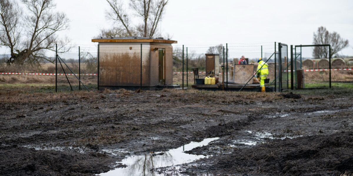 Schwarzer Acker bei Gramzow: Bis zu 350.000 l Rohöl traten an der Schieberstation aus. Foto: picture alliance/dpa | Fabian Sommer