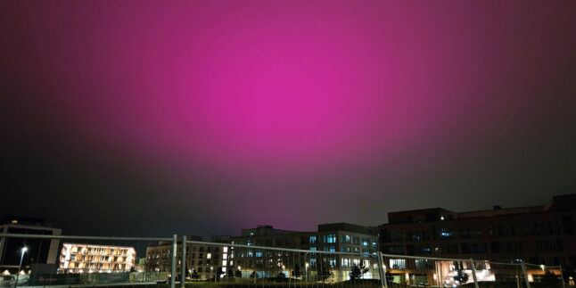 Himmel über Stuttgart leuchtet violett.