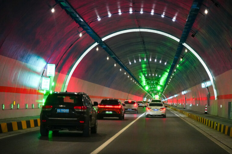 Autos fahren durch den Tianshan Shengli Tunnel