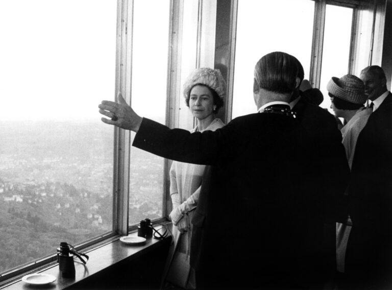 Oberbürgermeister Arnulf Klett und Königin Elisabeth II. am 24.05.1965 im Fernsehturm in Stuttgart