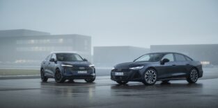 Der Audi Q5 und A6 stehen nebeneinander auf einer Straße.