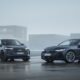 Der Audi Q5 und A6 stehen nebeneinander auf einer Straße.