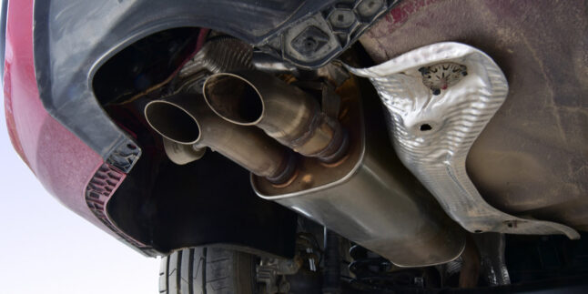 Großaufnahme eines Auspuffrohrs.