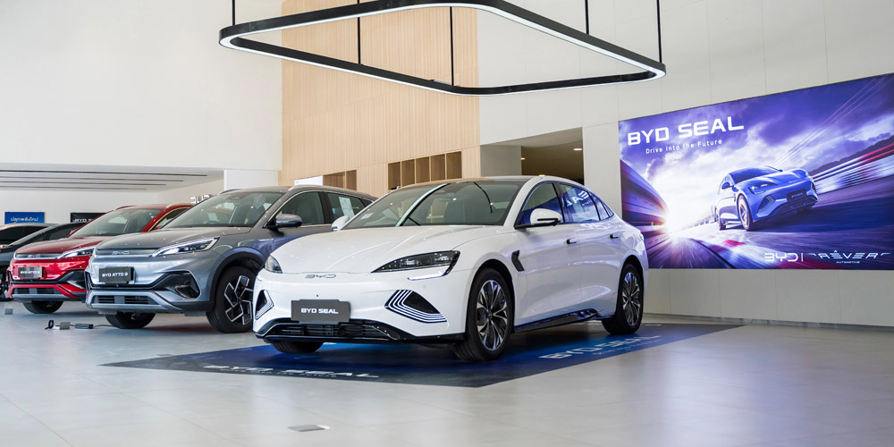 Drei BYD-Autos stehen in einem Showroom.