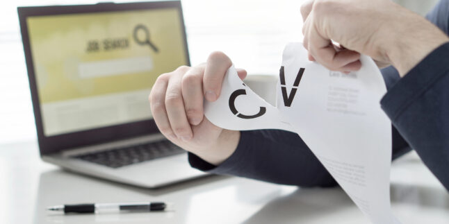 Eine Studie der Königsteiner Gruppe zeigt: Jeder dritte Bewerbende bricht die Bewerbung ab – oft wegen unnötiger Hürden in Stellenanzeigen.