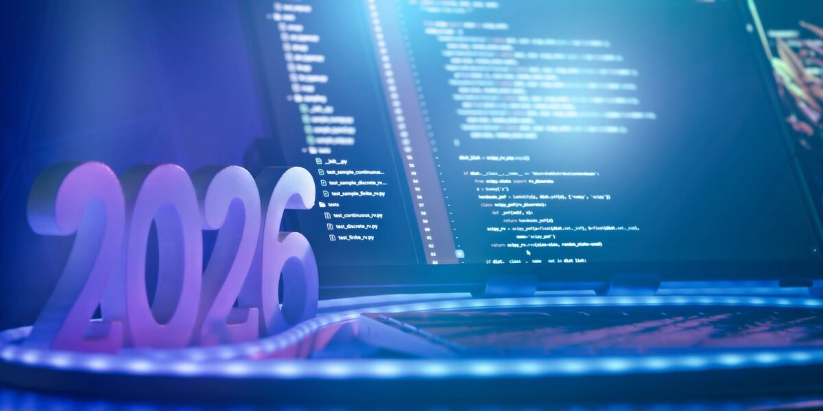 Jahreszahl 2026 und im Hintergrund Blick auf einen Laptop-Monitor, auf dem ein Code zu sehen ist.