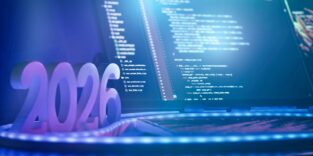 Jahreszahl 2026 und im Hintergrund Blick auf einen Laptop-Monitor, auf dem ein Code zu sehen ist.
