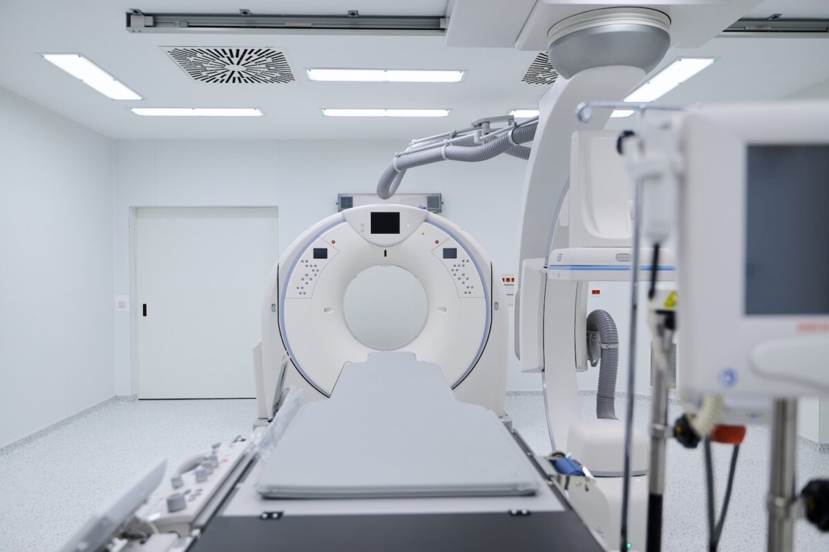 Blick auf ein modernes CT-Gerät in einem hellen Raum.