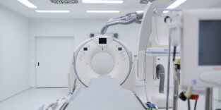 Blick auf ein modernes CT-Gerät in einem hellen Raum.