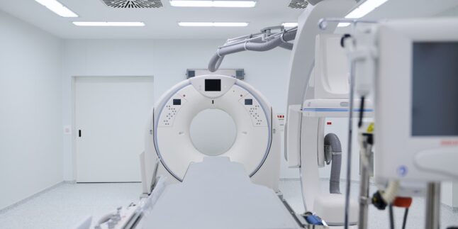 Blick auf ein modernes CT-Gerät in einem hellen Raum.