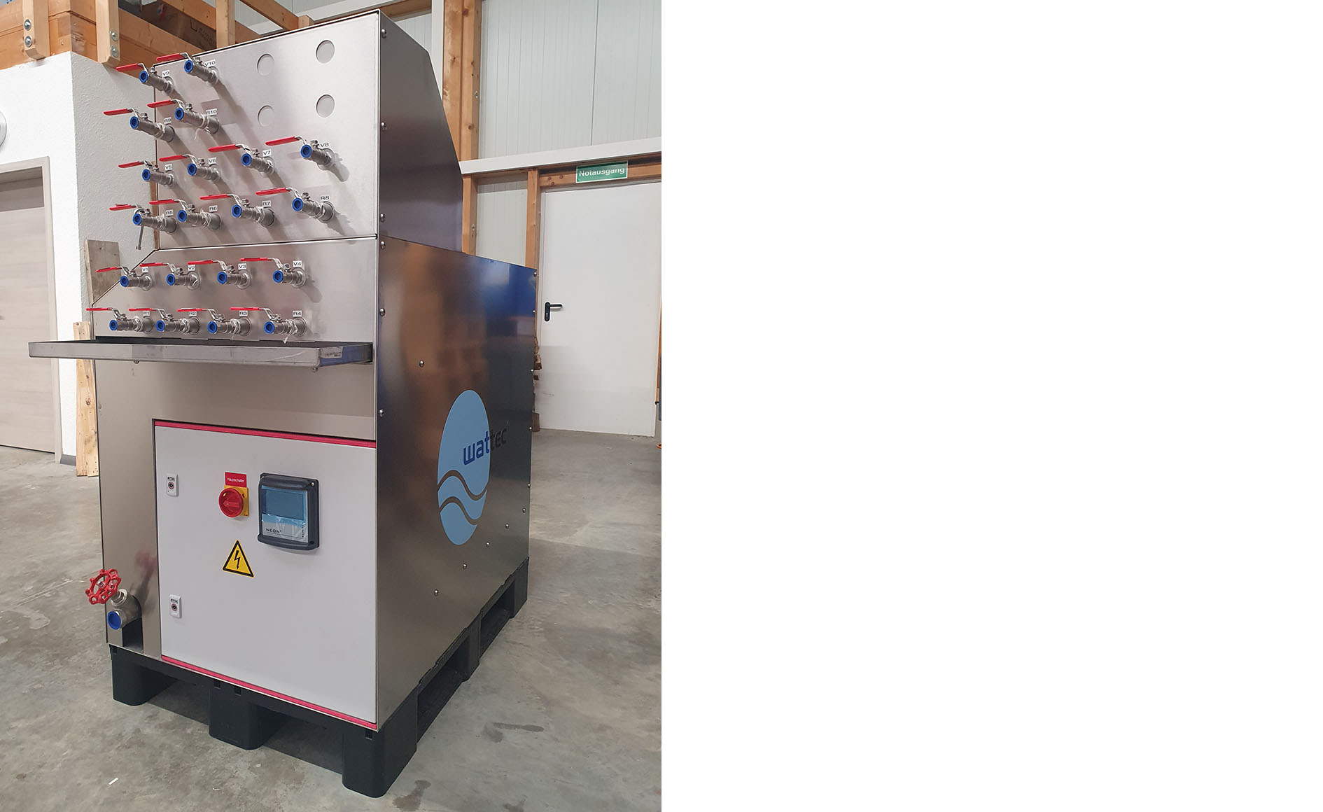 Bis zu zwölf Kühlkanäle können mit dem Werkzeugsystemreiniger gleichzeitig angeschlossen und gereinigt werden; der gesamte Prozess lässt sich um rund 50 % beschleunigen. Foto: wattec