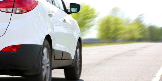 Blick auf das Heck eines SUV.