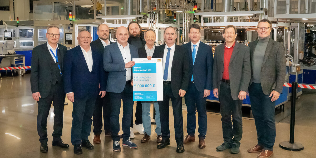 Übergabe der Förderurkunde bei der Nipro PharmaPackaging Germany GmbH. Foto: Claudia Löwinger