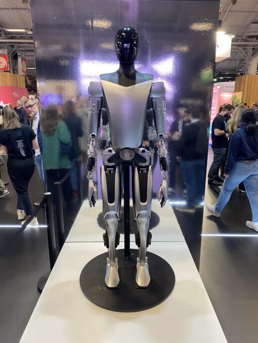 Der humanoide Roboter Optimus von Tesla ist ein zentrales Entwicklungsprojekt des Unternehmens – hier bei der Pariser Messe „Viva Tech“ im Jahr 2024<br srcset=