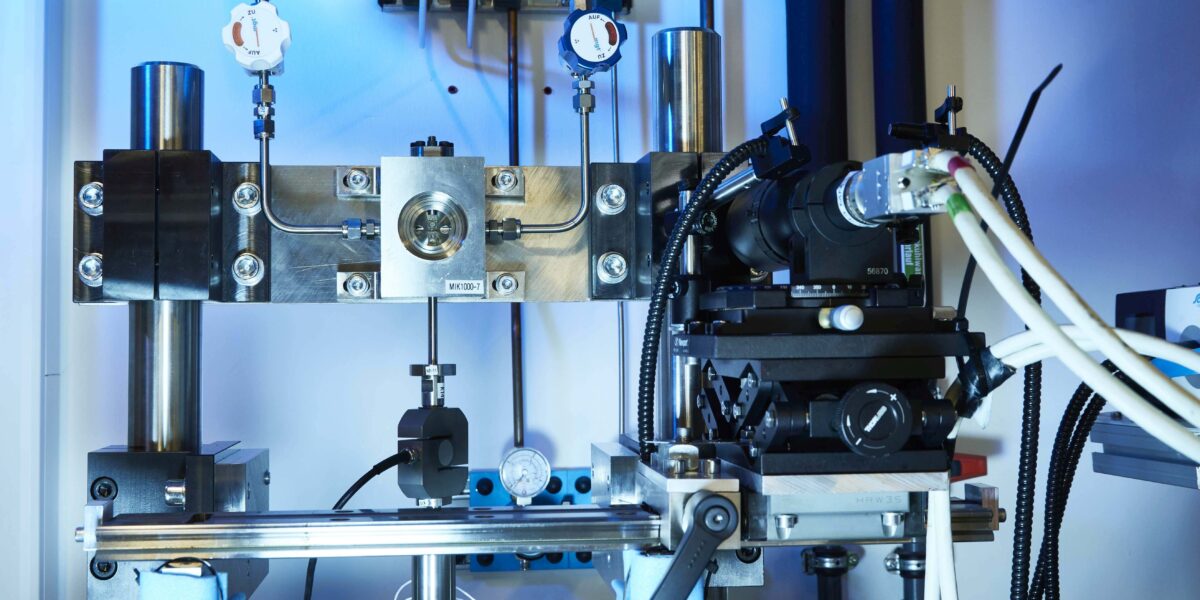 Wasserstoffgas-Mikroautoklav-Aufbau für mechanische In-situ-Tests in gasförmigem H2 an Mikroproben. Foto: Fraunhofer IWM, Kai Wudtke