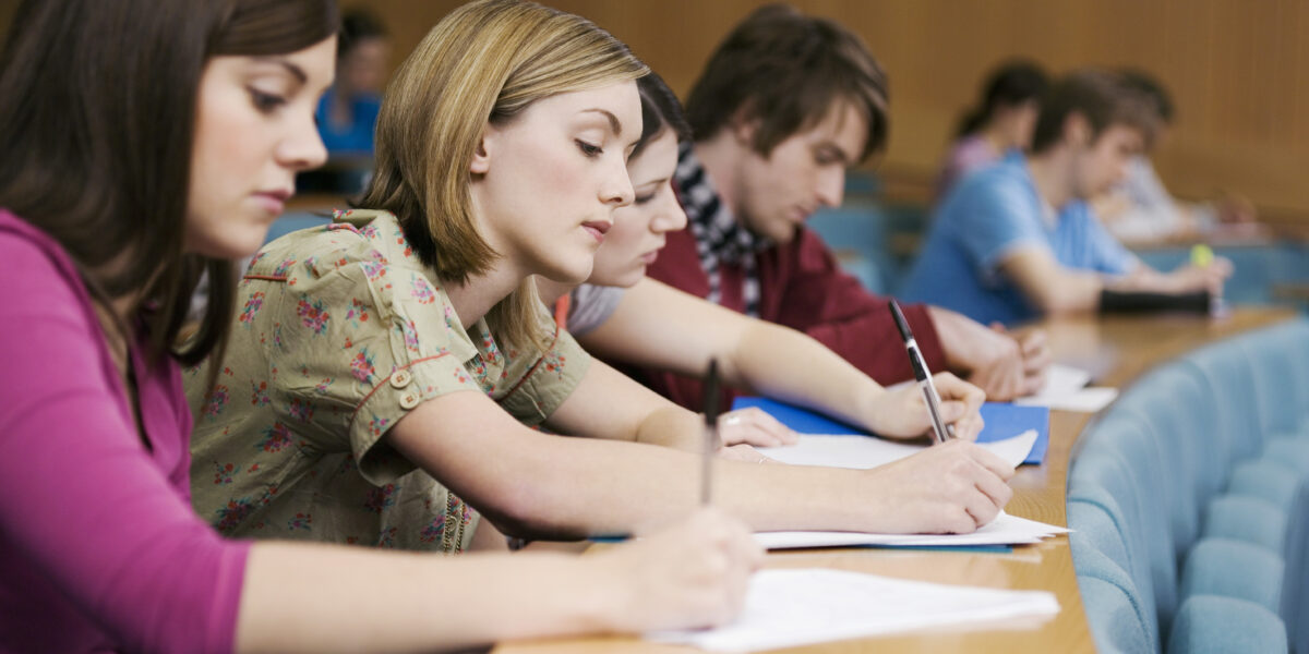 Generative KI verändert Lernprozesse an Hochschulen und stellt traditionelle Bewertungsformen infrage.