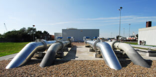 Leitungsinfrastruktur der STORAG ETZEL: Über diese Rohre soll Nordsee-Wasser den Wasserstoffpark Friesland versorgen