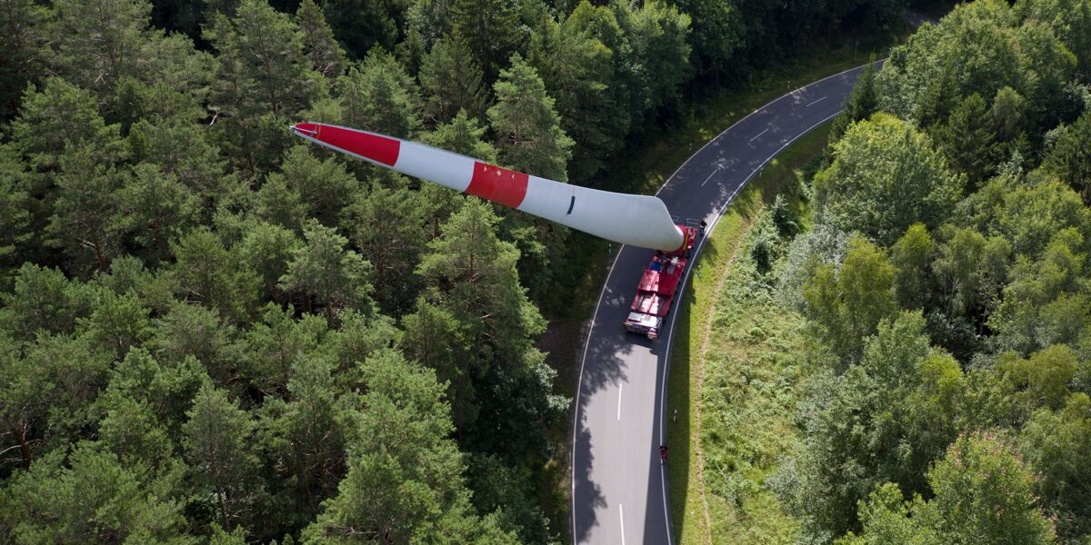 Transport eines Windradflügels: Die Energiewende war lange eine Sache von Unternehmen, inzwischen rückt sie näher an die Kunden. Das spürt auch der Mannheimer Versorger MVV Energy, der heute in Frankfurt seine Jahresbilanz vorstellte.
Foto: MVV-Pressebild