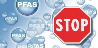 Ein Stoppschild vor einigen Luftblasen mit dem Schriftzug PFAS