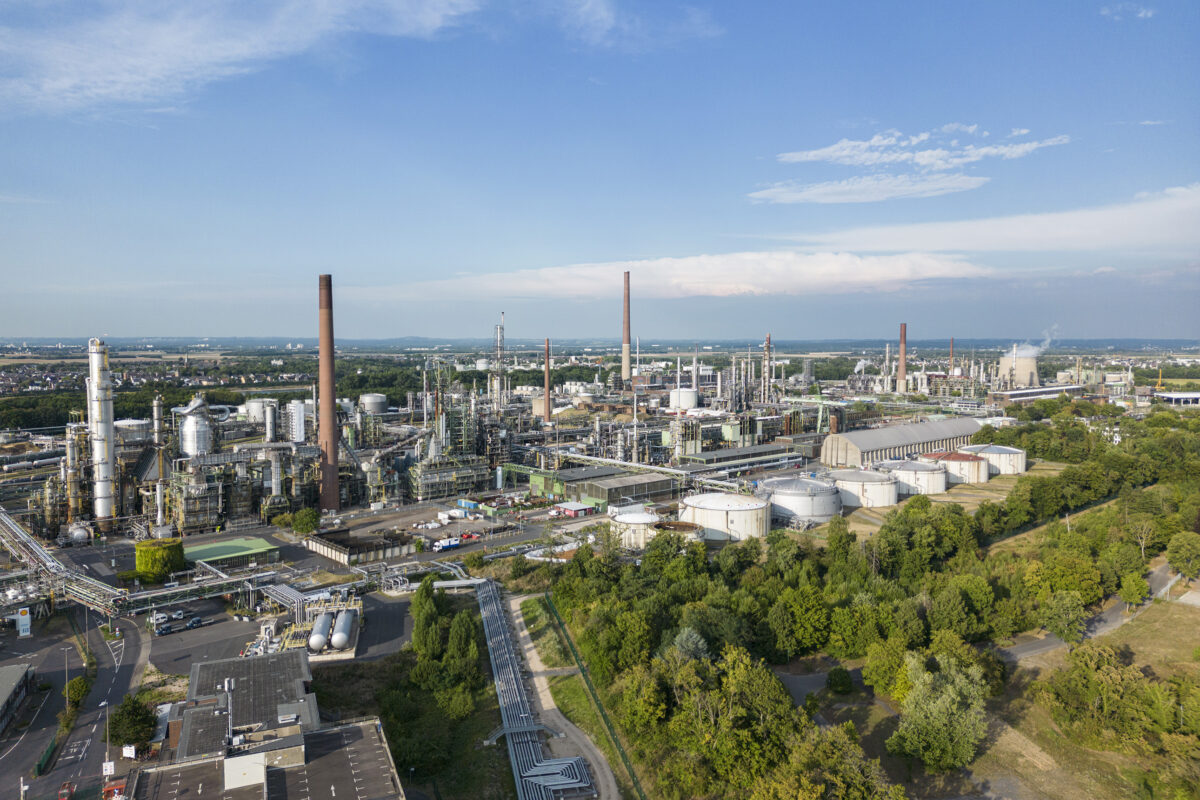 Abb. 7: Der Energy and Chemicals Park Rheinland besteht aus den beiden Werksteilen Köln-Godorf und Köln-Wesseling. Laut Betreiber Shell Deutschland ist es die größte Raffinerie der Bundesrepublik. Foto: StuartConway/Shell International Ltd.
