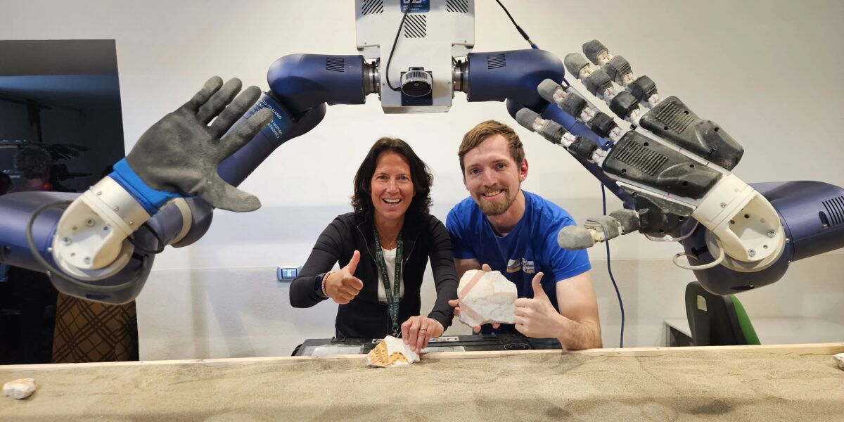 Die Lehrmeister des Puzzle-Roboters: Prof. Maren Bennewitz und Nils Dengler. © Foto: Humanoid Robots Lab, Uni Bonn