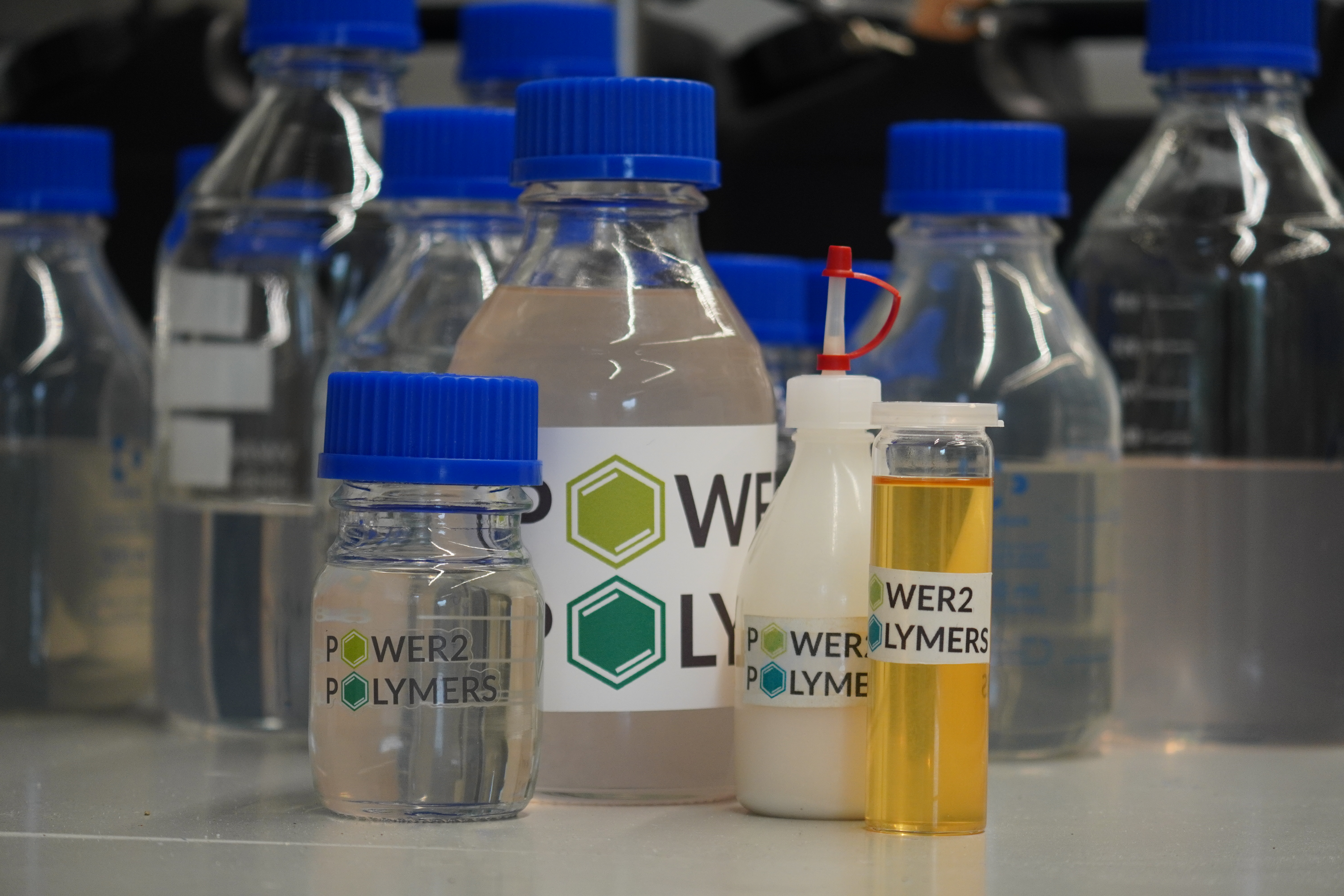 POM-Polyole sowie Produktprototypen aus den Bereichen Schmierstoff, Klebstoff, Beschichtung und thermoplastische Polyurethane. Foto: Power2Polymers