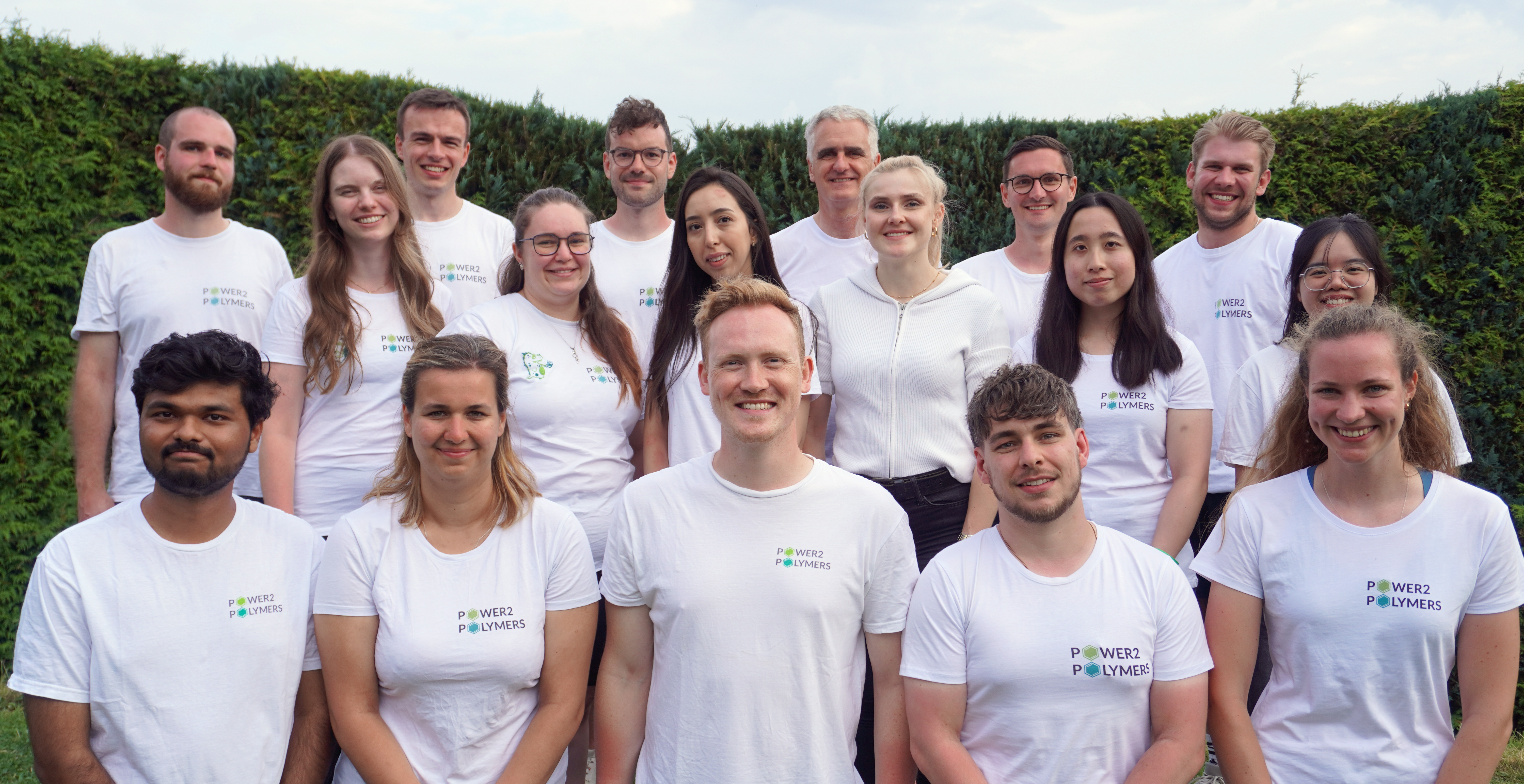 Das Power2Polymers-Team mit den Gründern Yannik Kohlhaas, Dr. Guido Schroer, Dr. Tobias Riedl und Dr. Harald Rubner (hinterste Reihe, zweite bis fünfte Person von links). Foto: Power2Polymers