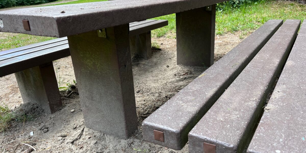 Dieser Tisch und diese Bank bestehen aus recycelten Kunststoffen. Diese ersetzen zwar Holz, Zement oder Stahl, helfen aber nicht, die Chemieindustrie zu defossilisieren. Ist es daher richtig, von „Downcycling“ zu sprechen? Foto: Uwe Lahl