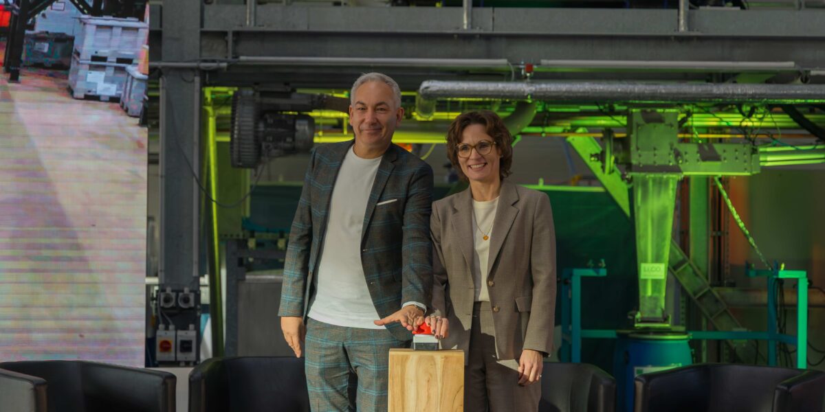 1. Dezember 2025, 11.13: Umweltkommissarin Jessika Roswall und Accurec-Geschäftsführer Rainer Sojka sind kurz davor, gemeinsam auf den Button zu drücken, um die Clima-Anlage zum Batterierecycling offiziell zu starten. Felicia Weyhe, Accurec-Recycling