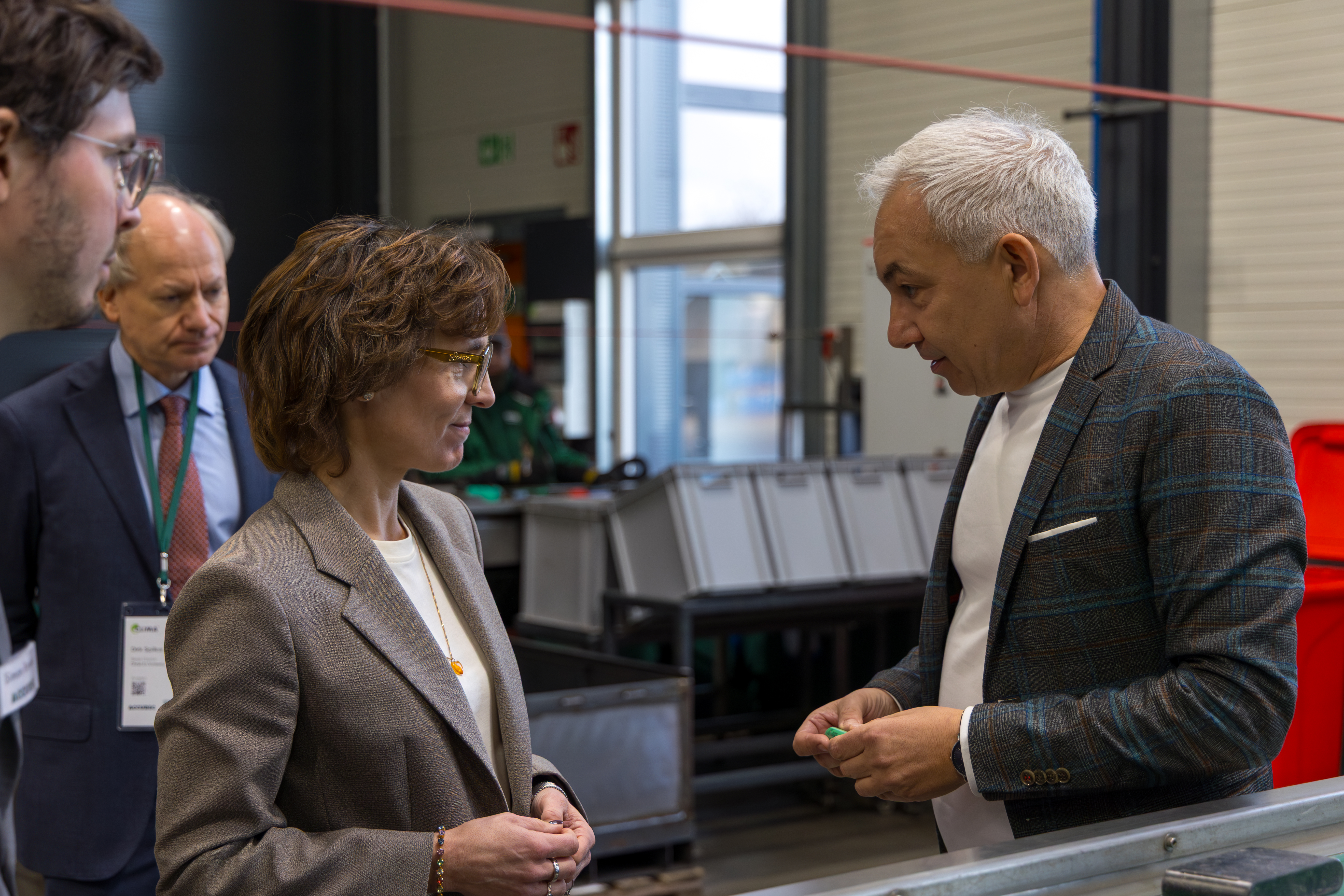 Reiner Sojka, Accurec-Geschäftsführer, erklärt EU-Umweltkommissarin Jessika Roswall, wie in Krefeld Altbatterien schrittweise aufbereitet werden. Foto: Felicia Weyhe, Accurec-Recycling