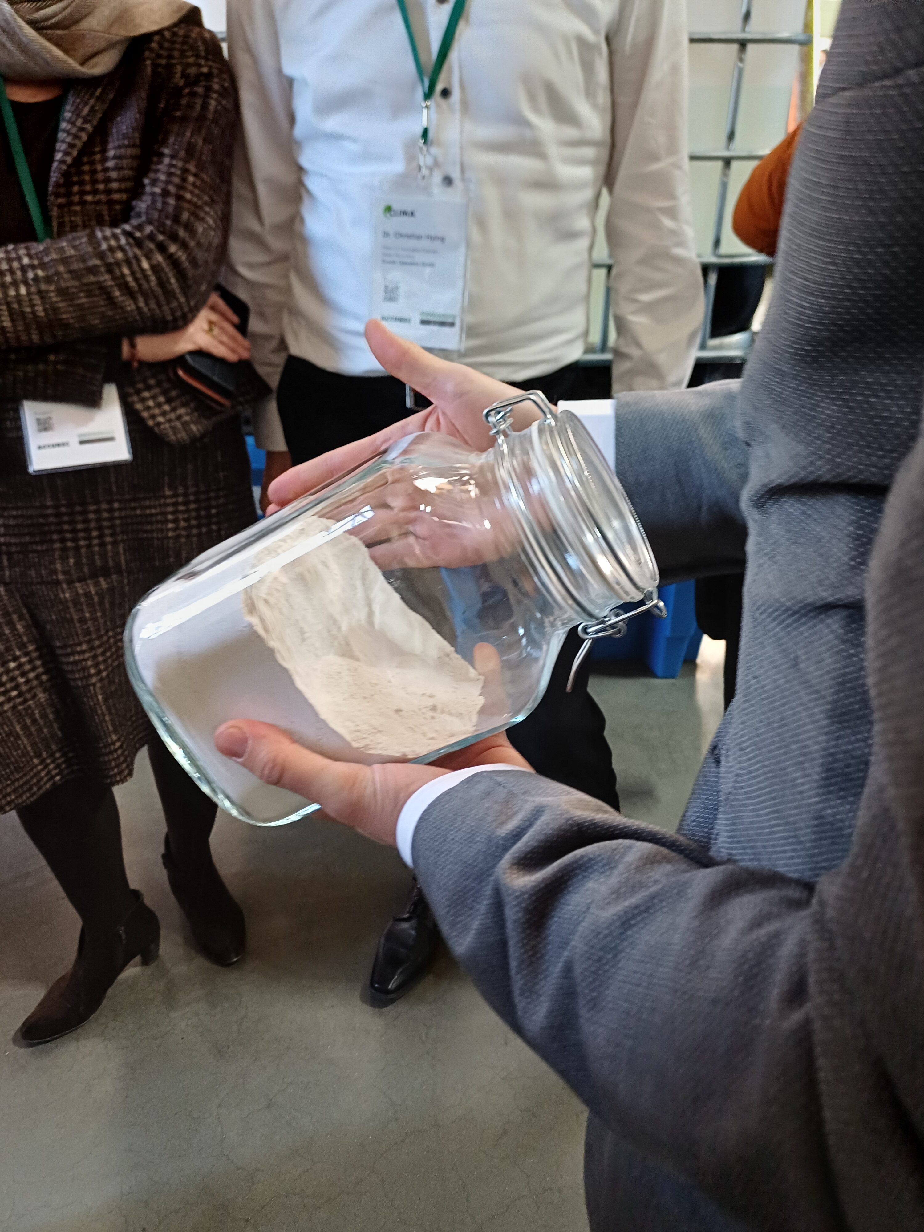 Accurec-Mitarbeiter Simon Bremer zeigt ein Endprodukt: das weiße Pulver Lithiumcarbonat. Foto: Dr. Ralph H. Ahrens