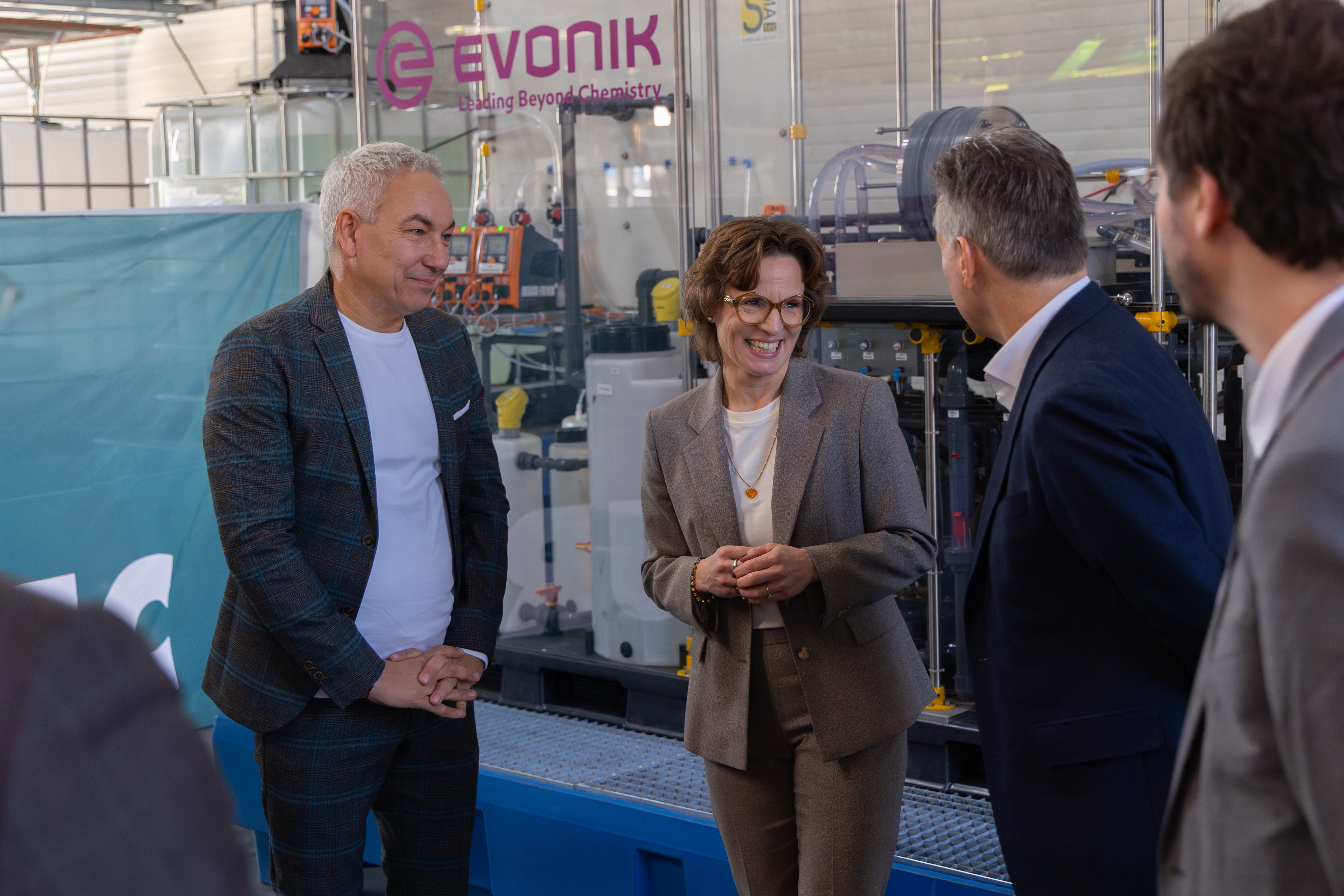 Die EarLi-Anlage zur Aufreinigung von Prozesswässern zu hochreinem Lithiumhydroxid für die Batterienherstellung wird vorgestellt. Umweltkommissarin Jessika Roswall unterhält sich mit Ralph Marquardt von Evonik, der rechts von ihr steht. Foto: Felicia Weyhe, Accurec-Recycling