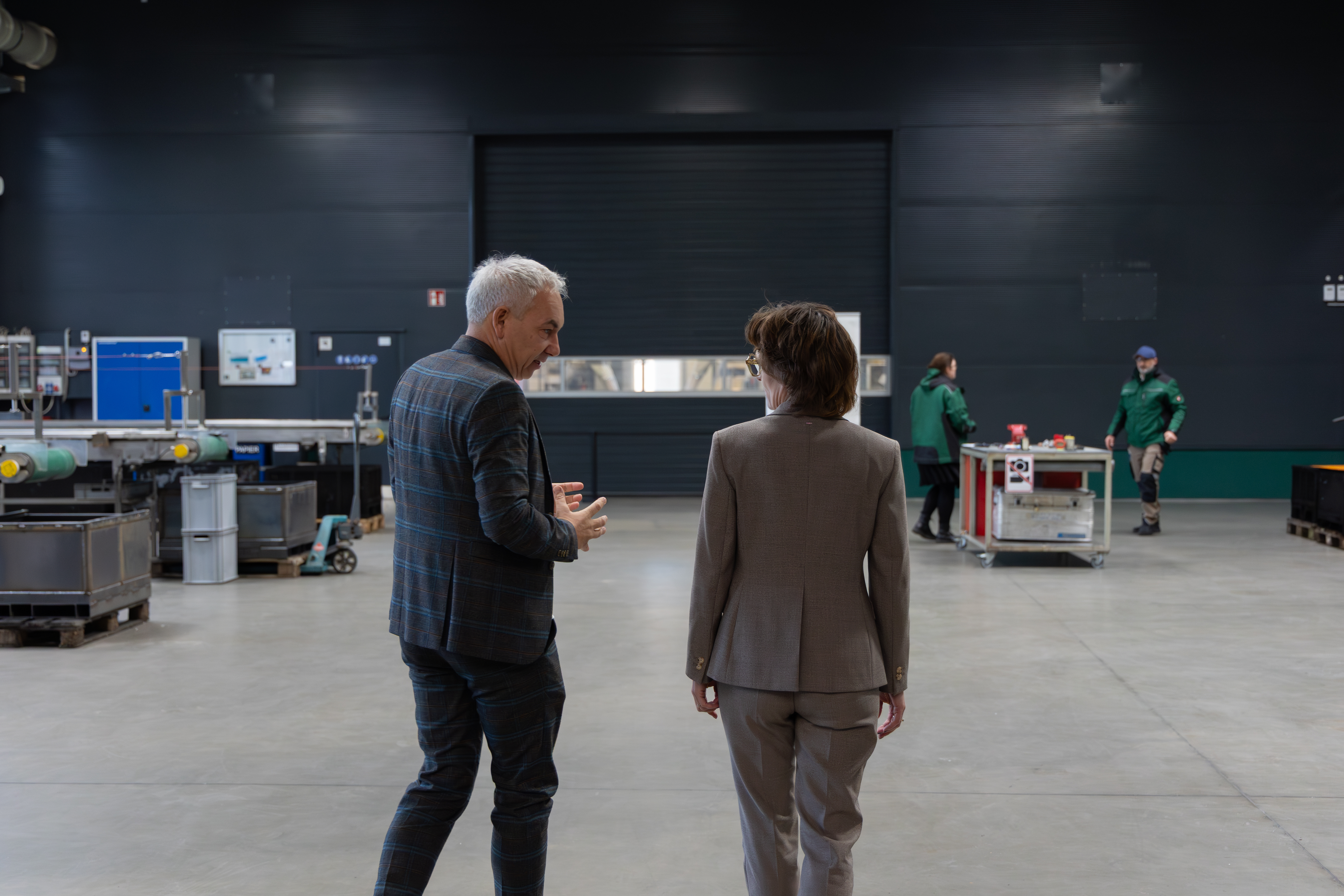 Umweltkommissarin Jessika Rosswall und Acurrec-Geschäftsführer Reiner Sojka haben viel zu besprechen. Foto: Felicia Weyhe, Accurec-Recycling