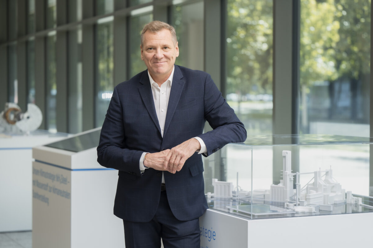 Abb. 6: Ulrich Greiner verantwortet seit Mitte 2024 den Bau der DRI-Anlage in Duisburg. Zuvor war er über 12 Jahre beim Anlagenbauer SMS group beschäftigt, aus dessen Portfolio auch die Duisburger DRI-Anlage stammt. Foto: Thyssenkrupp Steel Europe AG