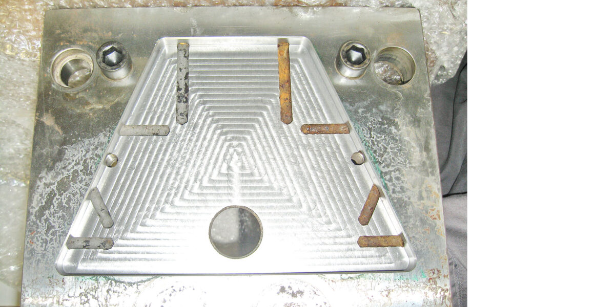 Deutlicher Unterschied, hier am Beispiel einer Kunststoff-Spritzgussform zu sehen: Links die bereits gereinigten Kühlkanäle, rechts der angerostete Zustand vor dem Reinigungsprozess. Foto: wattec 