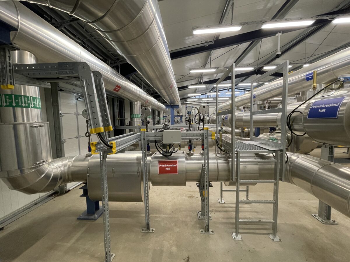 Wärmetauscherstation von Green Heat: Hier übertragen Wärmetauscher die Abwärme aus dem Industrieprozess auf das Fernwärmenetz von Iqony. Foto: Steag Iqony Group