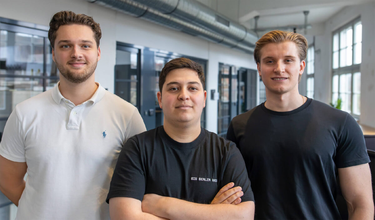 Zentio wurde 2025 von Immo Polewka (CCO), Christophe Kafrouni (CTO) und CEO Julian Rose (v.l.n.r.) gegründet. Das Unternehmen arbeitet bereits europaweit mit einem breiten Netzwerk an Pilotkunden und strategischen Partnern daran, seine Vision von agentenbasierter Produktionsplanung zu verwirklichen. Foto: Zentio