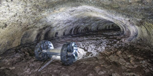 Mondrover in einer Lavaröhre