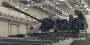 Blick auf einen Panzer in einer Halle