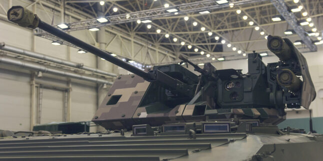 Blick auf einen Panzer in einer Halle